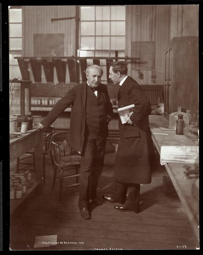 Thomas Edison e un intervistatore nel suo laboratorio, 1906 da Byron Company